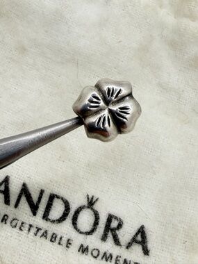Retired Authentic PANDORA Sterling Silver Lucky Four Leaf Clover charm/bead!